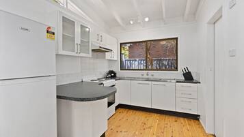 KylskÄp, mikrovÄgsugn, ugn och spishÀll