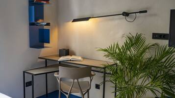 Un espacio de trabajo moderno con un escritorio, una silla y una planta en maceta.