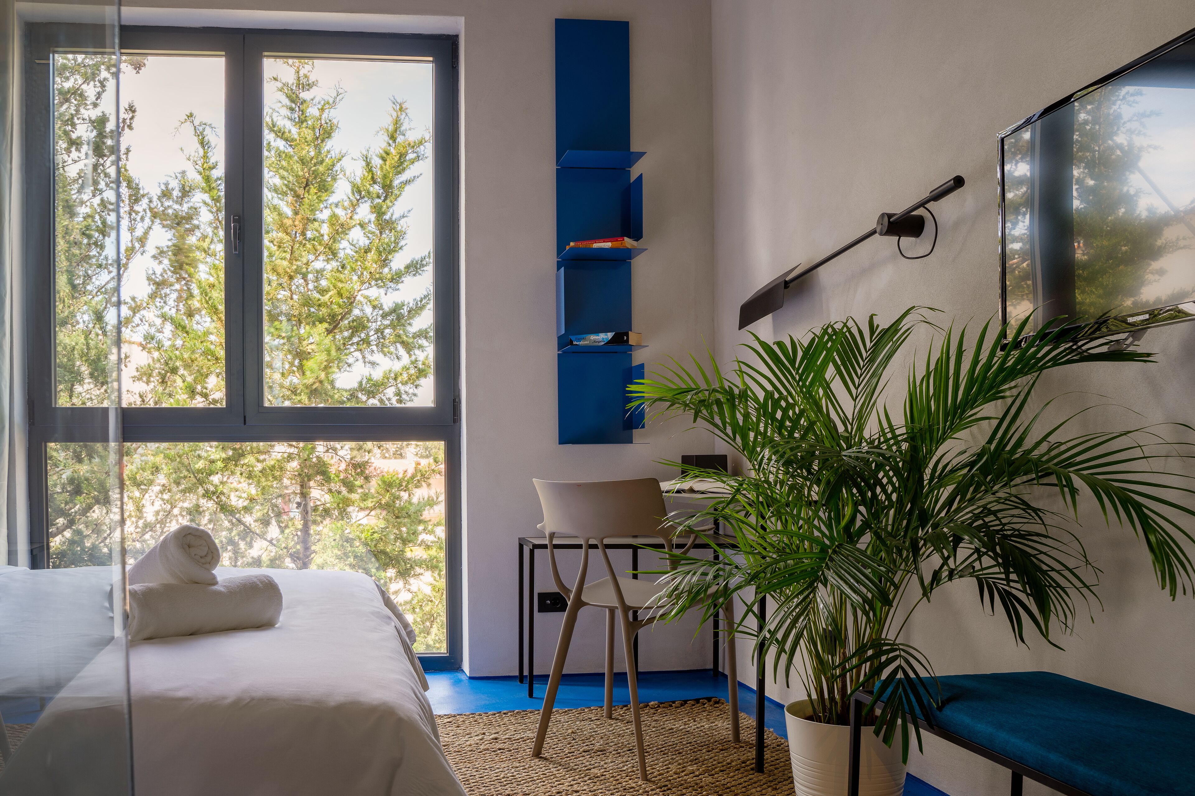 Room, 1 Queen Bed | Desk, soundproofing, iron/ironing board, free WiFi