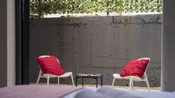 Rom, 1 queensize-seng, terrasse | Skrivebord, lydisolert, strykejern/-brett og wi-fi (inkludert)