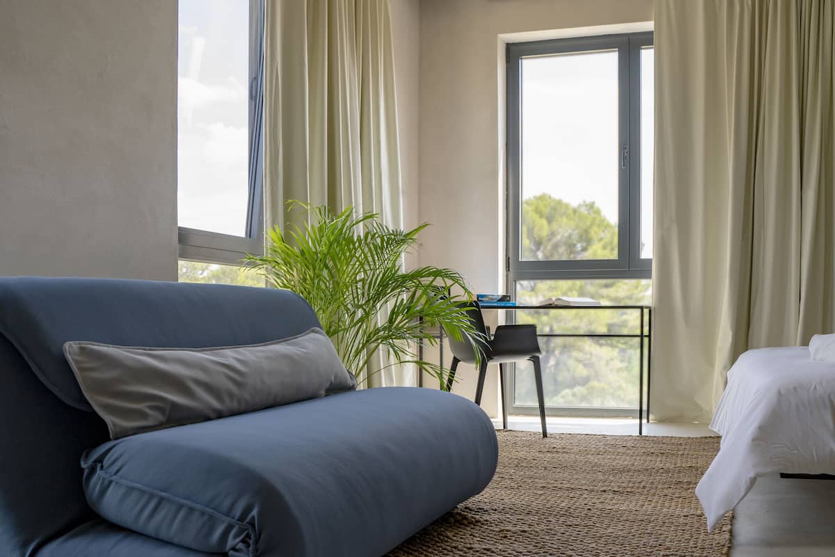 Deluxe Room, Multiple Beds | Living area