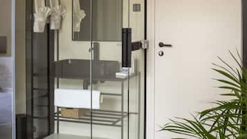 Room, 1 Queen Bed, Patio | Bathroom