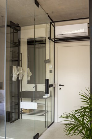 Habitación, 1 cama de matrimonio, patio | Baño | Ducha, secador de pelo, toallas y jabón