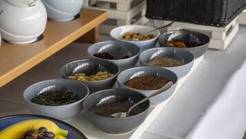 Sarapan prasmanan setiap hari (EUR 15 per orang)