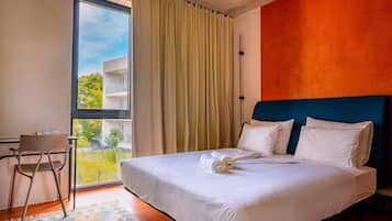 Rom, 1 queensize-seng | Skrivebord, lydisolert, strykejern/-brett og wi-fi (inkludert)