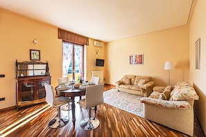 TV - La Magnolia 2 Apartment by Wonderful Italy (Desenzano del Garda)