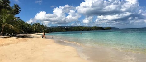 Una spiaggia nelle vicinanze, lettini da mare