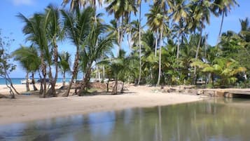Plage à proximité, chaises longues
