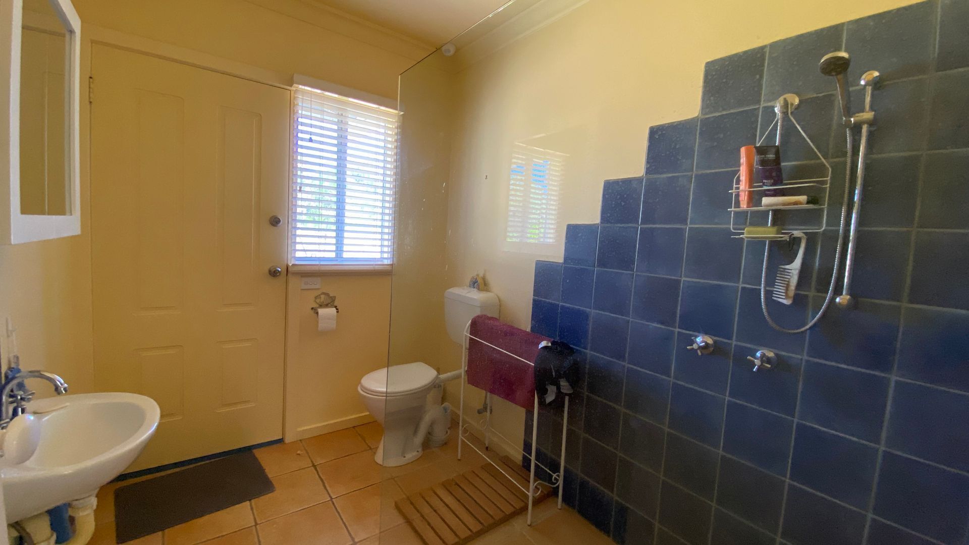 Un baño con inodoro, lavabo y ducha.