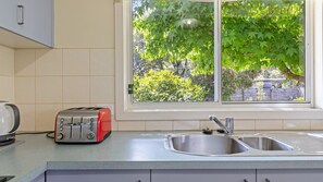 Een magnetron, een vaatwasser, een kinderstoel