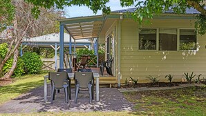 Outdoor dining - Surf Mist Retreat (Inverloch)