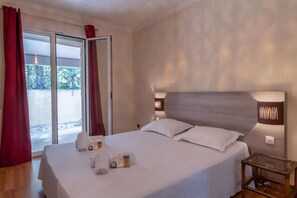 4 عدّة غرف نوم ومكتب ومكواة/لوح كي وسرير سفر