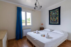 4 quartos, escrivaninha, ferros/tábuas de passar roupa, berço de viagem