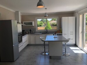 Een koelkast, een microgolfoven, een oven, een kookplaat