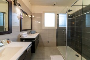 Shower, hair dryer - Provencal house with swimming pool in the heart of the Comtat Venaissin in Velleron (VELLERON)