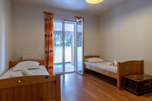 4 slaapkamers, een bureau, een strijkplank/strijkijzer, reisbedje