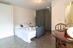 4 Schlafzimmer, Schreibtisch, Bügeleisen/Bügelbrett, Reisekinderbett