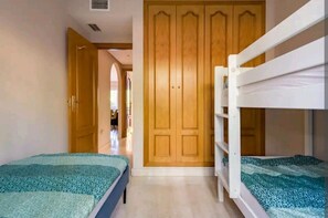 2 Schlafzimmer, schallisolierte Zimmer, Bügeleisen/Bügelbrett