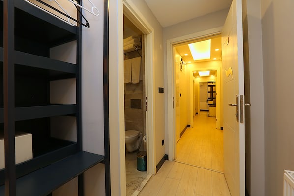 Deluxe-Dreibettzimmer, Küche | 1 Schlafzimmer, Zimmersafe, Verdunkelungsvorhänge