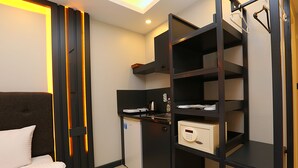 A compact room with a bed, a small kitchenette, and a built-in storage unit. - Galata King Suites (Istanbul)