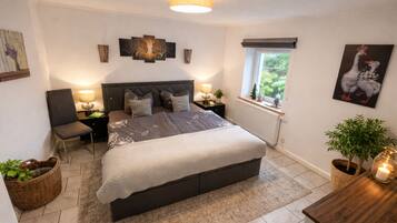 2 bedrooms, travel cot, free WiFi, bed sheets