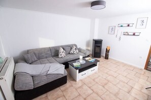 Smart-TV, Kamin, Bücher