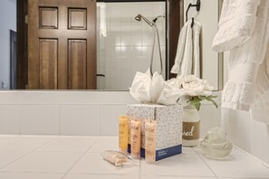 Ensemble douche/baignoire, baignoire à jets, sèche-cheveux
