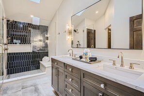 Bañera con ducha, bañera de hidromasaje, secador de pelo, toallas