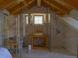 Deluxe Double Room, Sea View, Beachfront | Bathroom - Vrnik Arts Club (Korcula)