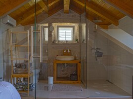 Deluxe Double Room, Sea View, Beachfront | Bathroom | Shower, hair dryer, bathrobes, towels