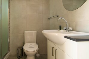 Luxury Studio | Bathroom | Towels - Phaedrus Living Seaside Flat Athina 115 (Paphos)