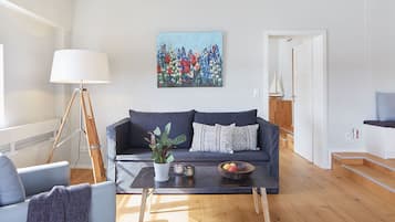 Minibar con artĂculos gratuitos y caja de seguridad en la habitaciĂłn