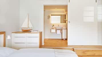 Minibar con artĂculos gratuitos y caja de seguridad en la habitaciĂłn