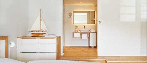 عناصر مجانية داخل الميني بار وخزنة داخل الغرفة وبديكورات فريدة لكل غرفة