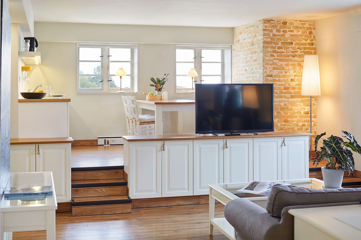 Minibar con artículos gratuitos y caja de seguridad en la habitación 