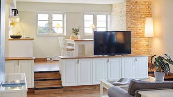 Minibar con artĂculos gratuitos y caja de seguridad en la habitaciĂłn