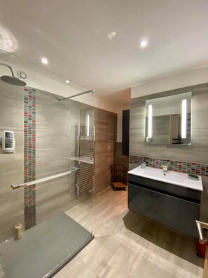 Bathtub, hair dryer, towels