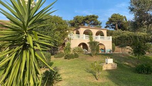 Un bâtiment doté d’une cour intérieure, entouré de verdure et d’arbres.