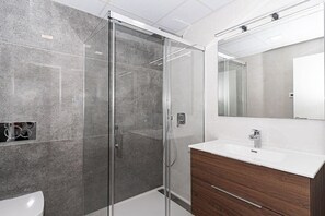 Douche, séchoir à cheveux, serviettes fournies