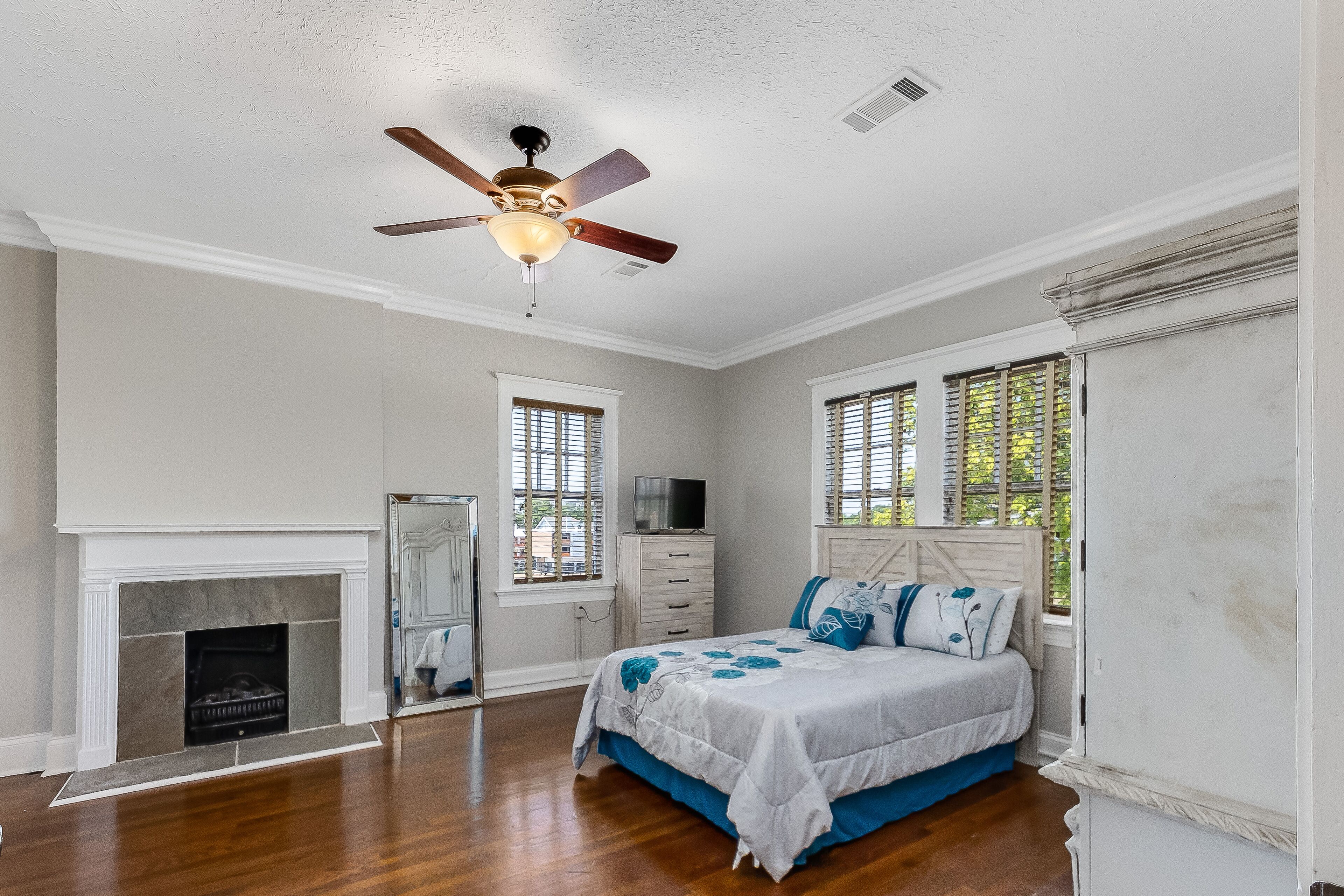 7 chambres, fer et planche à repasser, Wi-Fi, draps fournis