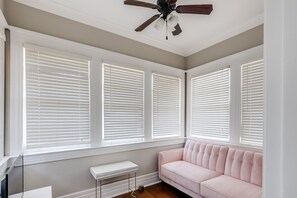 Una televisión, una chimenea