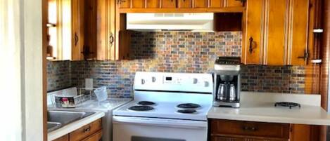 Geladeira, micro-ondas, fogão, cooktop