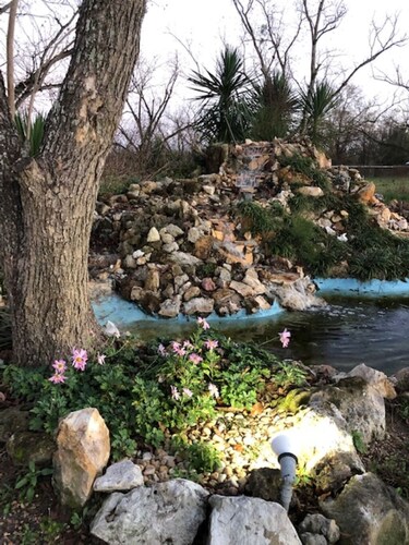 Although a country setting, the cottage has all modern conveniences & comforts