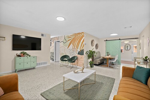 Tropical Oasis - 1 block to beach - close to downtown