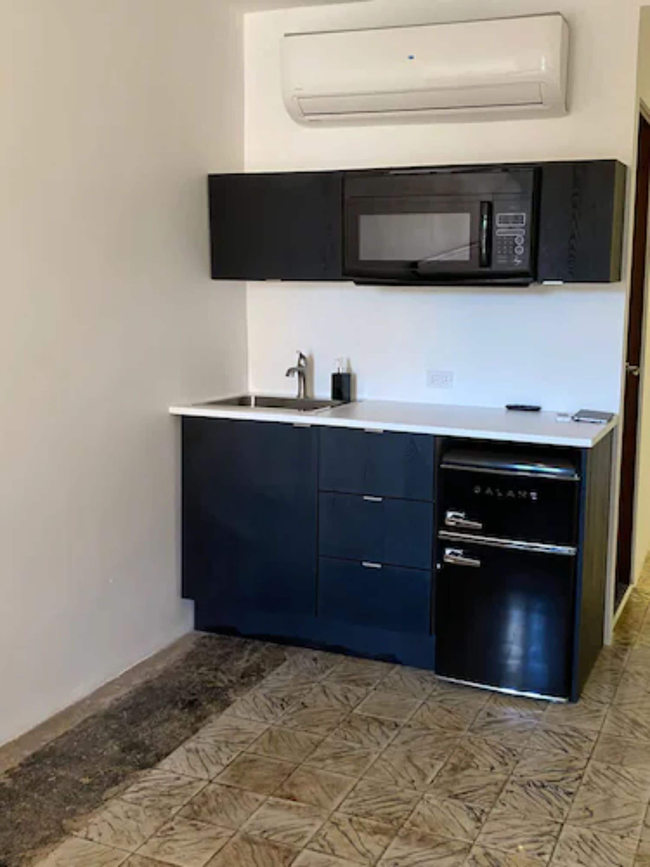 room, 1 queen bed, balcony | private kitchen | mini-fridge, microwave