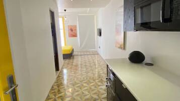 Quarto, 1 cama Queen, sacada | Cozinha americana privada | Frigobar, micro-ondas