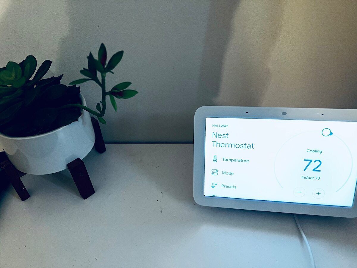 Un thermostat Nest affiche une température de 72 degrés, ce qui indique que l’appareil est réglé sur le mode de refroidissement.