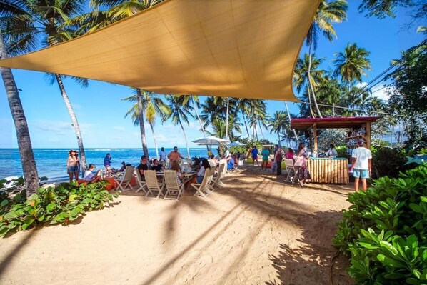 Nær stranden og strandhåndklær