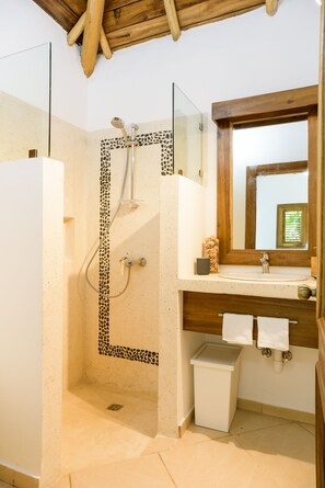 Een douche, een haardroger, handdoeken, zeep