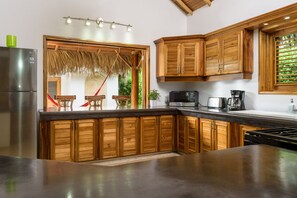 Kjøleskap, mikrobølgeovn, ovn og kokeplater